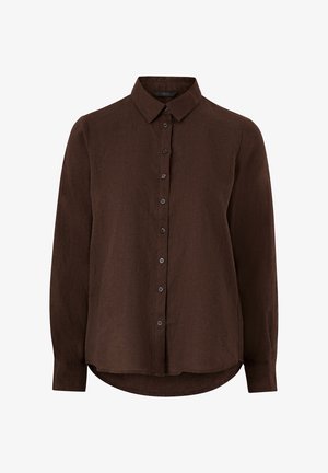 Camisa de manga larga color marrón oscuro con botones, cuello y dobladillo curvado, hecha de tela texturizada.