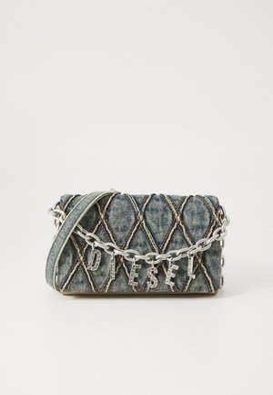 Bolsa de bandolera de denim con patrón acolchado, correa de cadena plateada y acentos metálicos con la palabra "DIESEL", presenta una forma rectangular y una superficie texturizada.