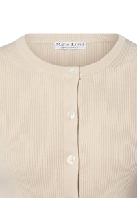 Beige gerippter Cardigan mit Rundhalsausschnitt, zwei Knöpfen und einem Etikett mit "Marie Lund Copenhagen" im Kragen.