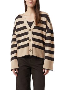 Beżowy krótki kardigan z ciemnobrązowymi poziomymi paskami, dekoltem w serek i czterema guzikami. Posiada szerokie rękawy oraz prążkowany dół i mankiety.