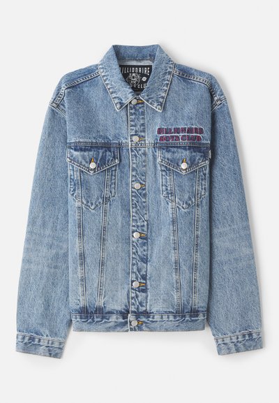  Lichtblauwe spijkerjack met een puntige kraag, knoopsluiting aan de voorkant, twee borstzakken en geborduurd 'Billionaire Boys Club' logo.