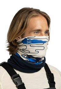 Gaiter multifuncional para el cuello con patrones abstractos en azul y crema; tejido suave; incluye una etiqueta con el logo; diseño en capas para mayor calidez.