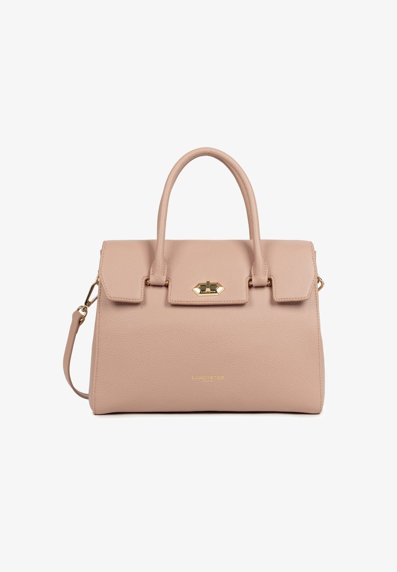 Sac à main en cuir texturé rose clair avec deux poignées supérieures, fermeture à rabat, fermoir doré et bandoulière amovible.