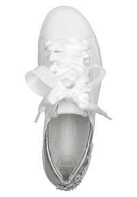 Białe trampki z satynowymi sznurówkami, srebrnymi akcentami i dekoracyjnymi detalami w postaci kwiatów na pięcie. Miękka skórzana nawierzchnia, zaokrąglony design palców.