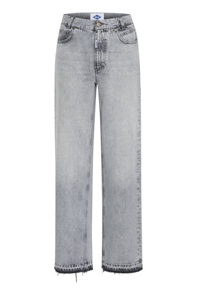 Hoge taille, rechtvallende jeans in lichtgrijze denim. Kenmerken zijn onder andere versleten zomen en een klassieke knoopsluiting in de taille.