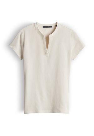 Beiges, kurzärmeliges, geripptes Oberteil mit Kerbenausschnitt, flach auf weißem Hintergrund liegend.