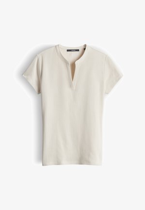 Beige geribd topje met korte mouwen en een inkeping in de halslijn, vlakliggend op een witte achtergrond.