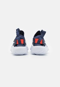 Nike Performance FLEX RUNNER 2 UNISEX - Scarpe da corsa su strada - midnight navy/white/picante red