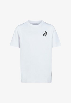 T-shirt bianca in cotone con una piccola grafica di una farfalla nera e luccichii sul lato sinistro del petto. Design a maniche corte e colletto girocollo.