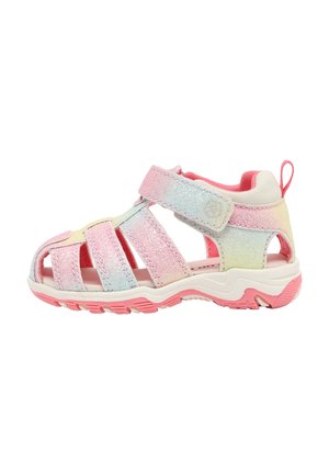 Kolorowe, syntetyczne sandały z brokatowym wykończeniem, z odkrytym kształtem, regulowanymi paskami i masywną podeszwą w odcieniach różu i bieli.