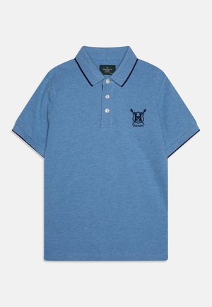 Blå kortærmet polo med mørk kant langs krave og ærmer, tre hvide knapper og et lille broderet Hackett-logo på brystet.