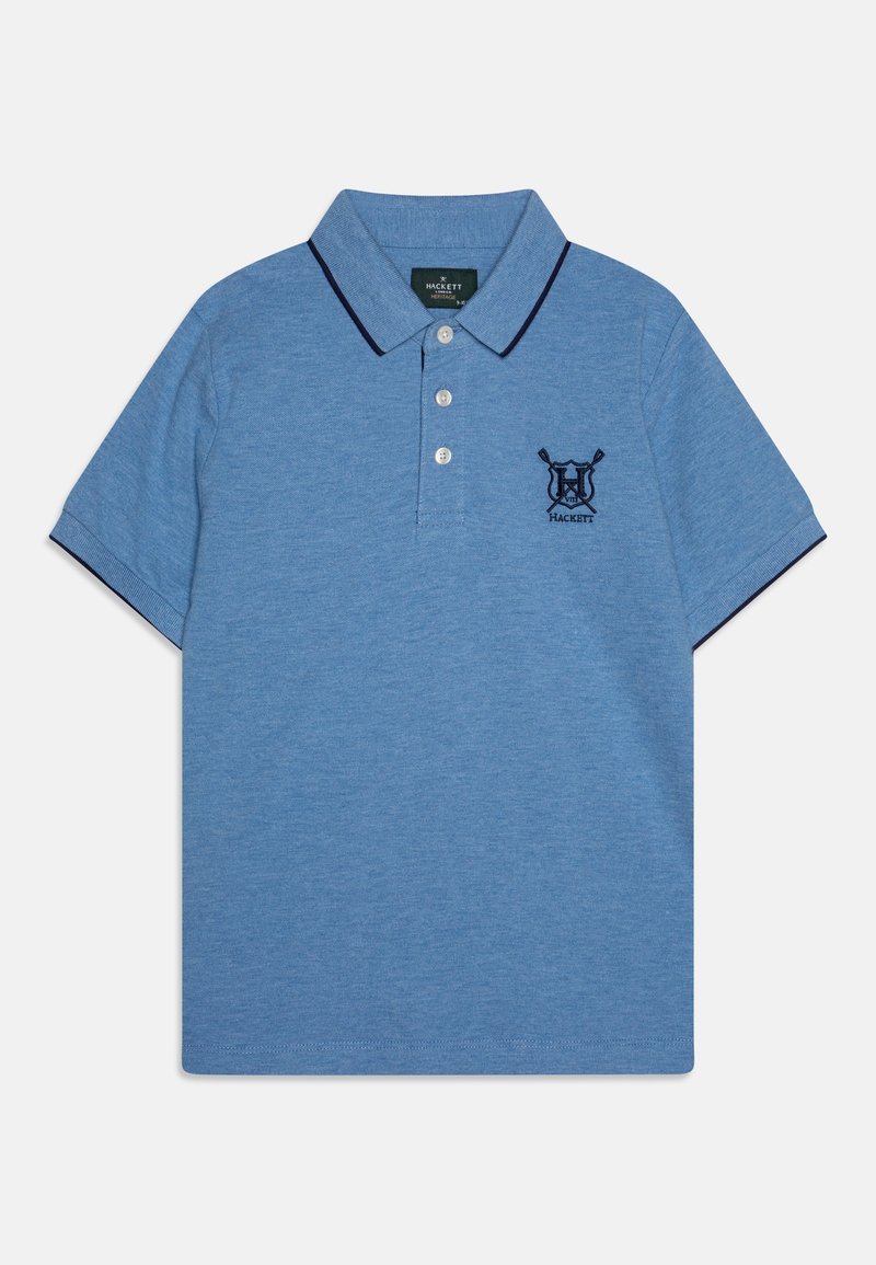 Polo bleu à manches courtes avec un liseré foncé sur le col et les manches, trois boutons blancs et un petit logo Hackett brodé sur la poitrine.