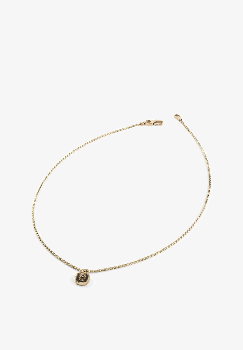 Collana in tono oro con catena intrecciata e pendente rotondo con dettagli in rilievo, chiusa da un gancio a molla.
