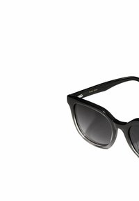 Schwarze Katzenaugen-Sonnenbrille mit dunklen Gläsern, glänzendem Kunststoffrahmen und dünnen Bügeln, die auf einem Arm dezentes Branding aufweisen.