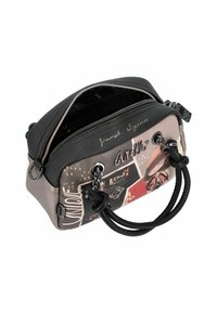 Kleine Handtasche mit einer Mischung aus schwarzen und beigen strukturierten Materialien. Verfügt über dekorative Prints, einen Reißverschluss und doppelte Seilgriffe.