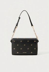 Musta suorakaiteenmuotoinen olkalaukku, jossa on kultainen ketjuhihna, kultaiset logonapit ja pieni kultainen "Karl Lagerfeld" -teksti etukeskellä.