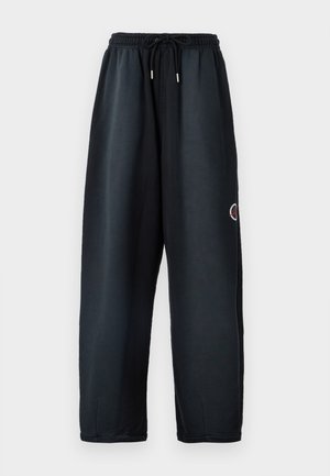 Μαύρο φόρεμα γυμναστικής με ελαστική μέση και κορδόνι. Διαθέτει πλευρικές τσέπες και λογότυπο σε κόκκινο και λευκό χρώμα στο αριστερό πόδι. Μαλακό ύφασμα.