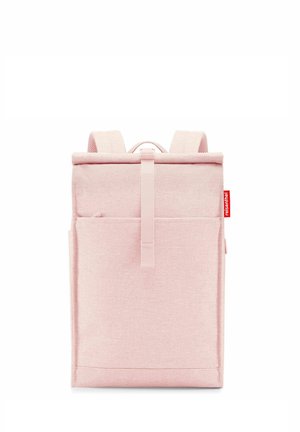 Sac à dos rose en tissu texturé, avec une fermeture enroulable, une poche avant, des bretelles réglables et une petite étiquette de marque rouge.