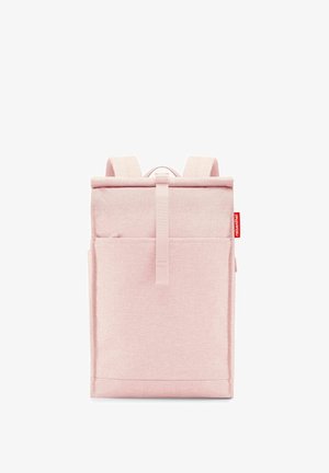 Rosa Rucksack aus strukturiertem Stoff, mit einer Rolltop-Verschluss, Vordertasche, verstellbaren Trägern und einem kleinen roten Markenschild.