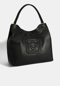 Zwarte leren handtas met een textuur oppervlak, gebogen bovenkant en een decoratief reliëfpatroon aan de voorkant. Voorzien van gouden hardware.