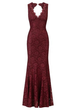 Abito da sera in pizzo bordeaux con corpetto aderente, scollatura a V e orlo svasato. Presenta motivi floreali e un design della schiena ondulato.
