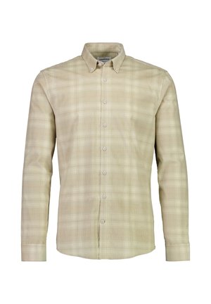 Chemise à manches longues de couleur beige clair avec un motif à carreaux subtil. Elle possède un col avec boutons et une patte de boutonnage à l'avant avec des boutons clairs.