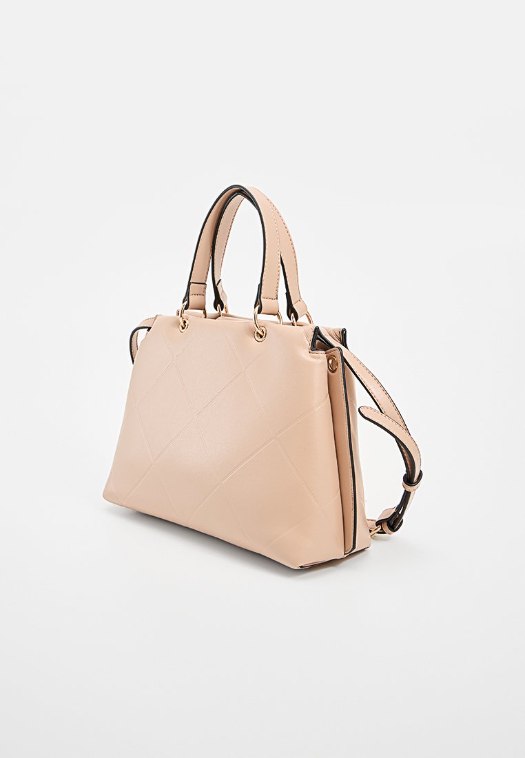 Sac à main en cuir beige avec une texture géométrique, des accents noirs, des poignées supérieures doubles et une bandoulière réglable, présentant une forme structurée.