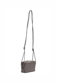 Borsa a tracolla in pelle intrecciata grigia con finitura texture, dotata di una lunga tracolla annodata e di una chiusura con zip. Forma rettangolare compatta.