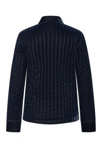 Marinblå quiltad jacka med långa ärmar, som har en ribbad textur och en klassisk krage. Slät tyg med subtil lyster. Inga synliga knäppningar.