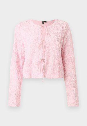 Rosa kort jakke med lange ermer, teksturert rose-mønster, rund hals og frontknute. Femenint design med myk, lagdelt stoff.
