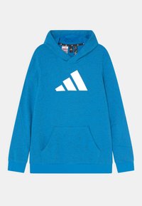 Felpa blu realizzata in tessuto texturizzato con un grande logo Adidas bianco, tasca frontale e cappuccio con cordino.