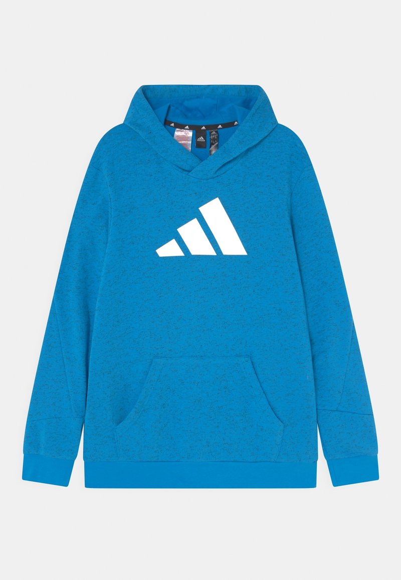 Felpa blu realizzata in tessuto texturizzato con un grande logo Adidas bianco, tasca frontale e cappuccio con cordino.
