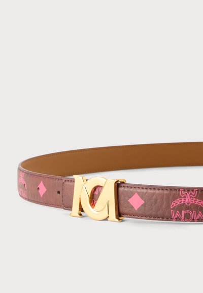 Ceinture en cuir marron avec motifs de diamants roses et logo, boucle "M" entrelacée dorée.