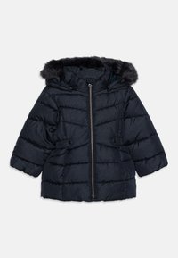 Giacca puffer di un blu navy scuro, con cappuccio rifinito in pelliccia sintetica, texture trapuntata, chiusura con zip e due bottoni decorativi frontali.