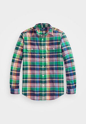 Overhemd met lange mouwen en knopen, met groen, blauw, geel en rood ruitpatroon en twee borstzakken op een witte achtergrond.