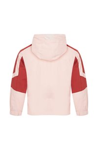Giacca rosa chiaro con cappuccio, caratterizzata da maniche con accenti rossi e una striscia bianca. Il materiale è liscio con polsini elasticizzati e dettagli sul retro.