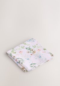 Florale Baumwollserviette mit pastellrosa Hintergrund, bedruckt mit mehrfarbigen Blumen und grünen Blättern, ordentlich gefaltet.