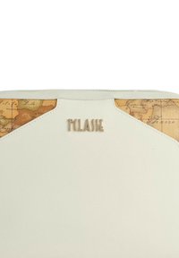 Borsa bianca con texture e accentuata da stampa mappa; presenta un logo in tono oro "T'classe" centrato sul davanti.