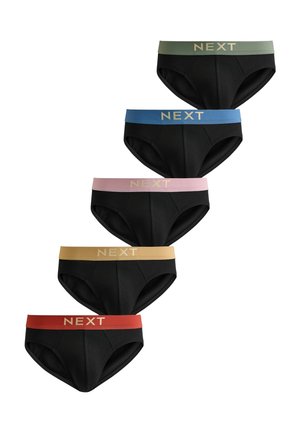 Päť čiernych pánskych slipov naskladaných diagonálne, každý s iným farebným pásom v páse a logom „NEXT“ v béžovej farbe. Farby: zelená, modrá, ružová, žltá, červená.