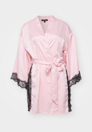 Sateng rosa kimono med blonder på ermene og sidene. Har en omslagdesign og belte i midjen. Glatt tekstur og middels lengde.