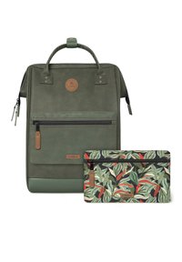 Sac à dos en cuir vegan vert avec une poche avant zippée, de forme rectangulaire, et une pochette détachable à motifs floraux dans des teintes de vert et de rouge.
