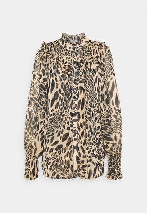 Blusa in stampa leopardata in tessuto leggero, con colletto a fascia, chiusura anteriore con bottoni e polsini arricciati. I colori includono beige, nero e marrone.