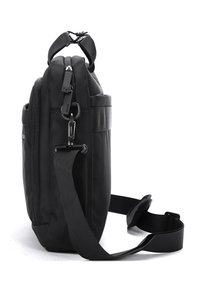 Schwarze Laptop-Tasche mit elegantem, rechteckigem Design, strapazierfähigem Material, seitlichem Griff, verstellbarem Gurt und Reißverschluss mit metallischen Akzenten.