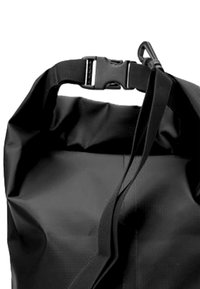 Bolsa impermeable negra con parte superior enrollada, correa ajustable y hebilla de plástico. Textura suave con diseño minimalista y sin patrones visibles.