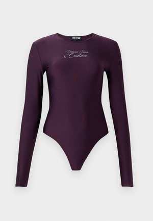 Bodysuit z dolgimi rokavi v temno vijolični barvi, izdelan iz raztegljivega materiala, s visokim ovratnikom in srebrnim logotipom na prsih.