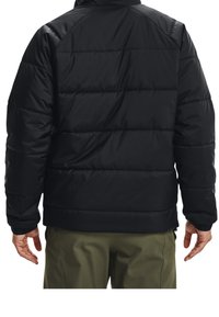 Czarna pikowana kurtka puchowa z wysokim kołnierzem i elastycznymi mankietami. Tył kurtki ma gładką fakturę i luźny krój.