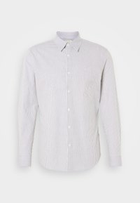 Camisa de manga larga con cuello en blanco con finas rayas azules, que presenta un cierre con botones en la parte delantera y un pequeño logo en el pecho.