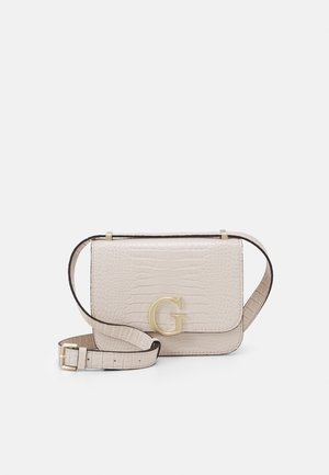 Mała beżowa torebka na ramię o fakturze krokodyla, z złotym emblematem "G" na przedniej klapie oraz regulowanym paskiem ze złotą klamrą.