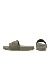 Olive green klapki z szerokim paskiem, teksturowanym wykończeniem i płaską podeszwą. Posiadają logo na pasku. Otwarte z tyłu.
