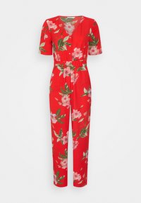 Macacão vermelho com flores, de mangas curtas, apresentando um decote em V, cintura elástica e grandes flores cor-de-rosa com folhas verdes por toda a peça.